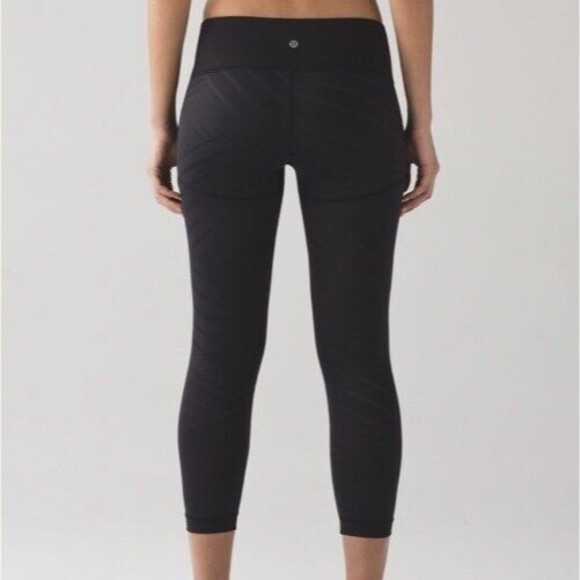 lululemon athletica Pants - Lululemon Hot like Agni Crop 22" Size 6 Black Sheer Stripe Classic Preppy Women